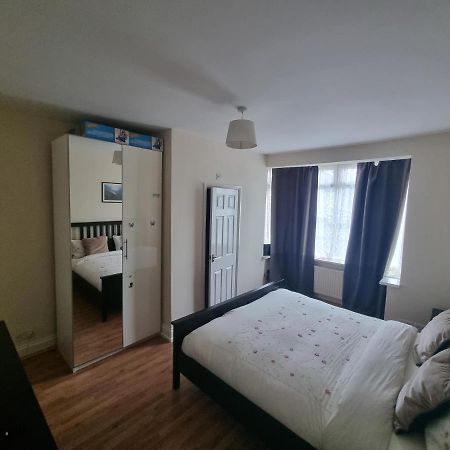 Апартаменты Guess Bungalow Wembley Лондон Экстерьер фото
